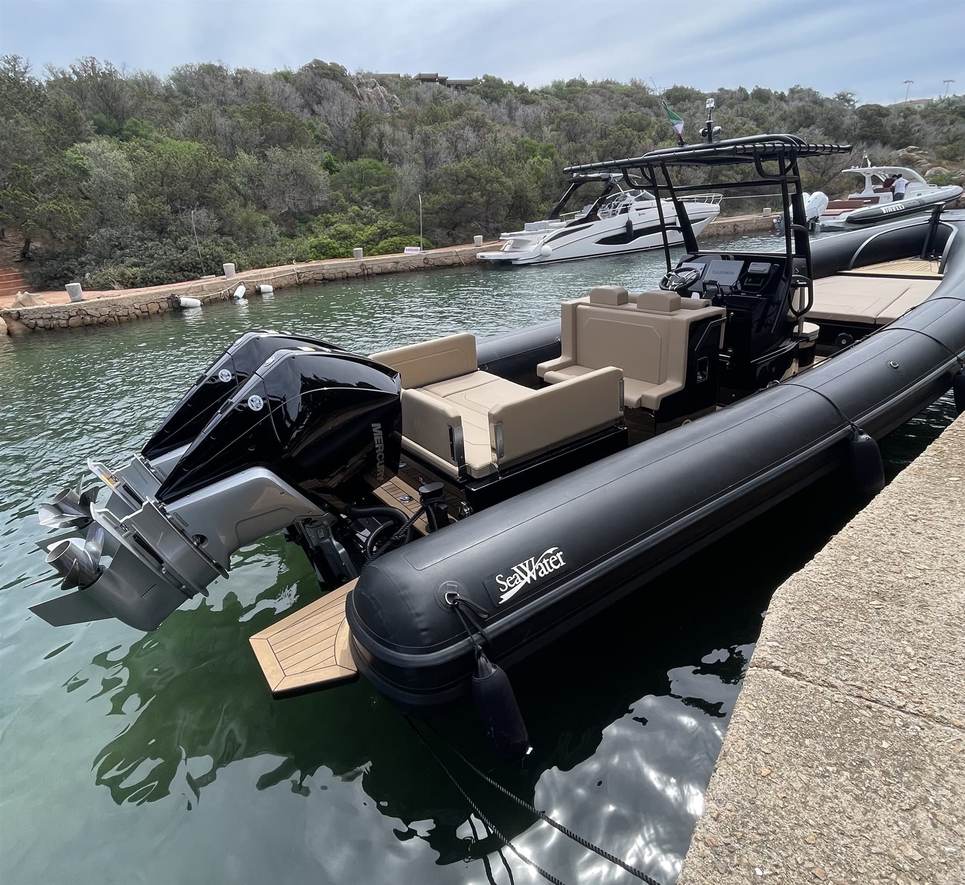 Sea Water Phantom 300 - Detail View 1 Sea Water Phantom 300 - Detail View 1