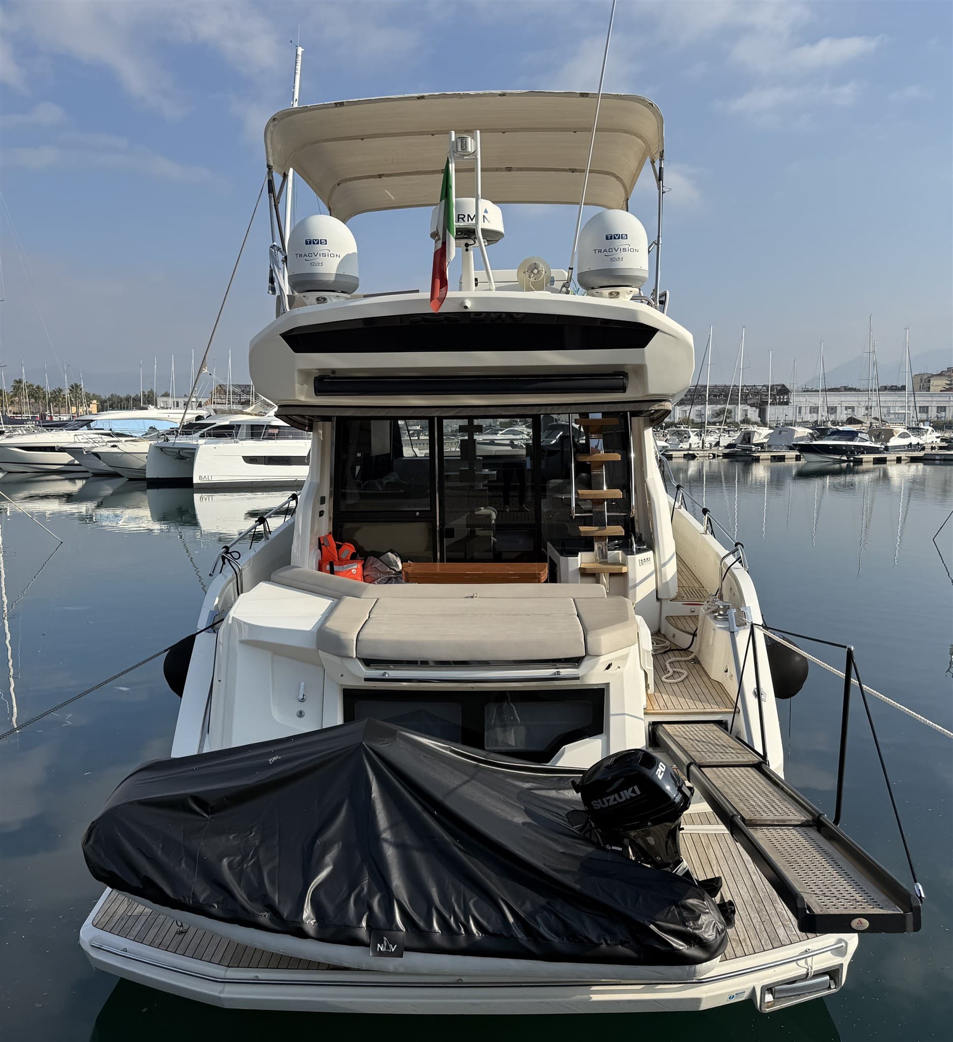 Cranchi E 52 F - Detail View 1 Cranchi E 52 F - Detail View 1