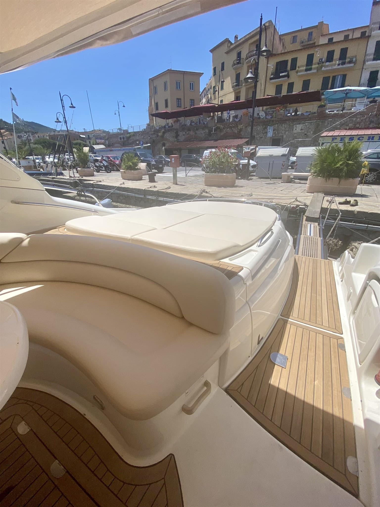 Cranchi Mediterranee 50 - Deck View Cranchi Mediterranee 50 - Deck View