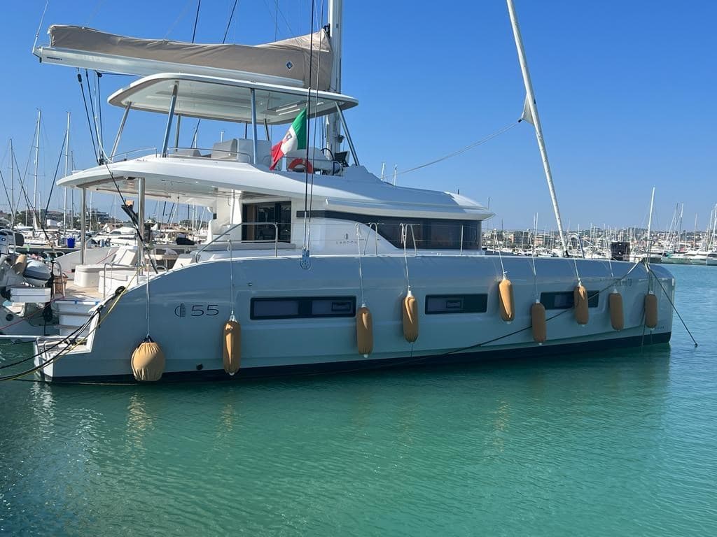 Lagoon 55 - Deck View Lagoon 55 - Deck View