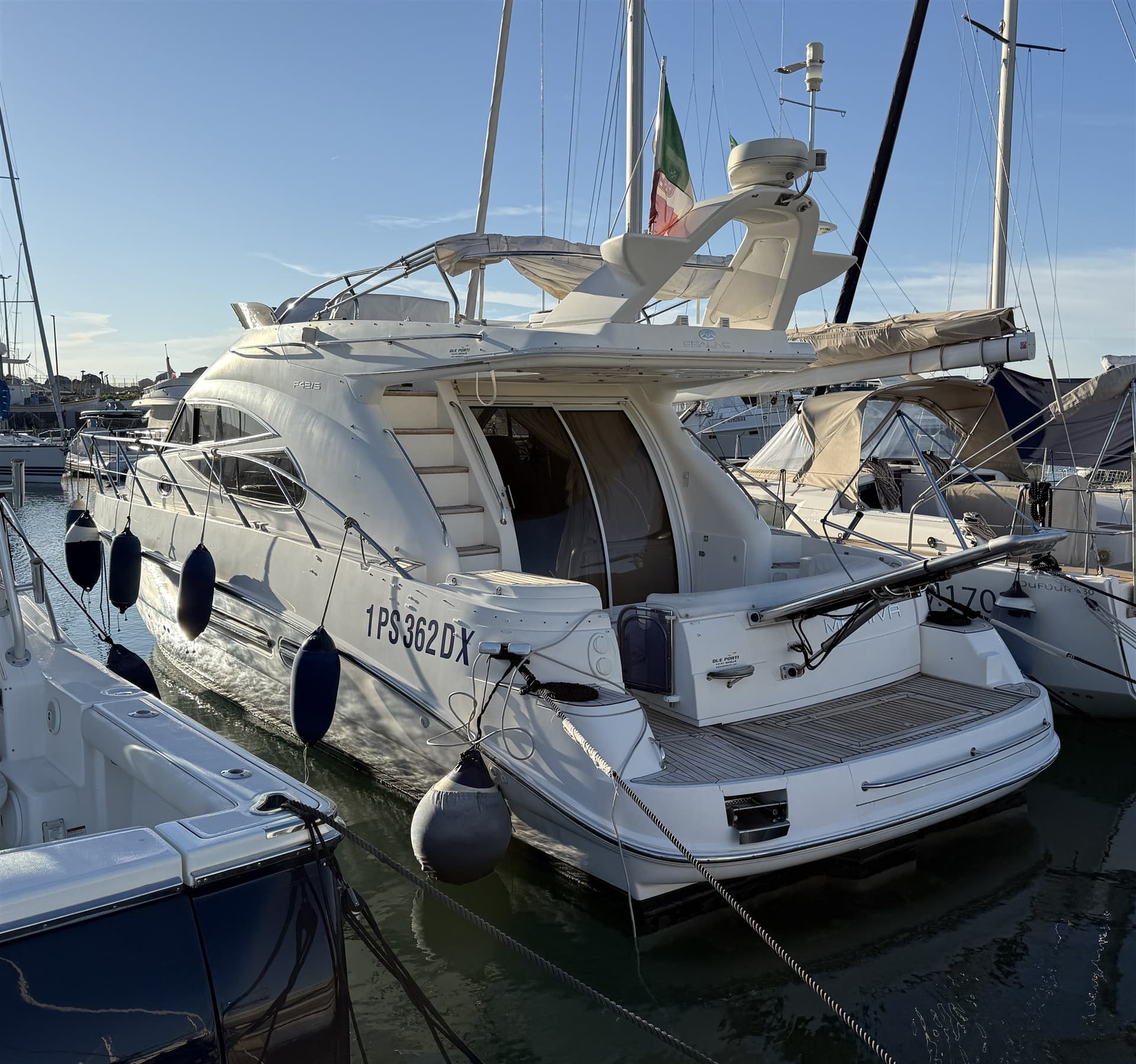 Sealine F 42/5 - Detail View 1 Sealine F 42/5 - Detail View 1