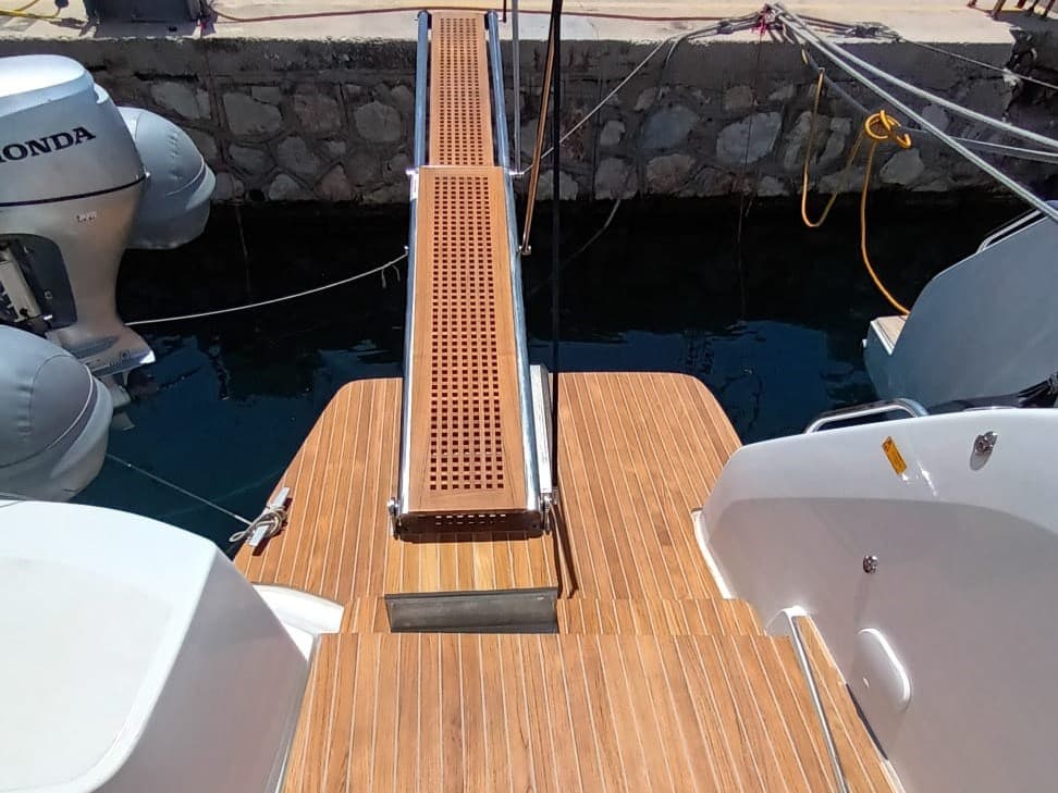 Lagoon 51 - Deck View Lagoon 51 - Deck View