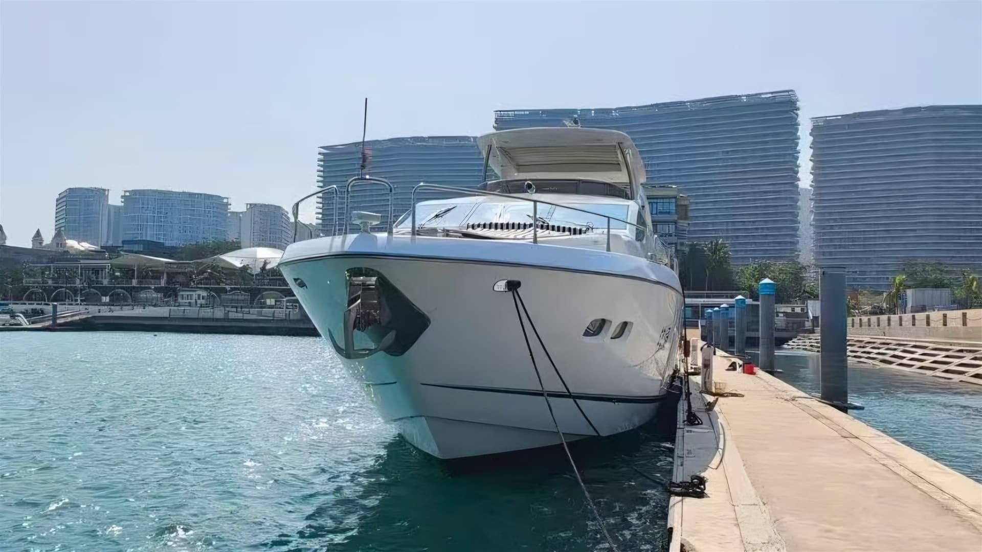 Sunseeker 88 Yacht - Detail View 1 Sunseeker 88 Yacht - Detail View 1