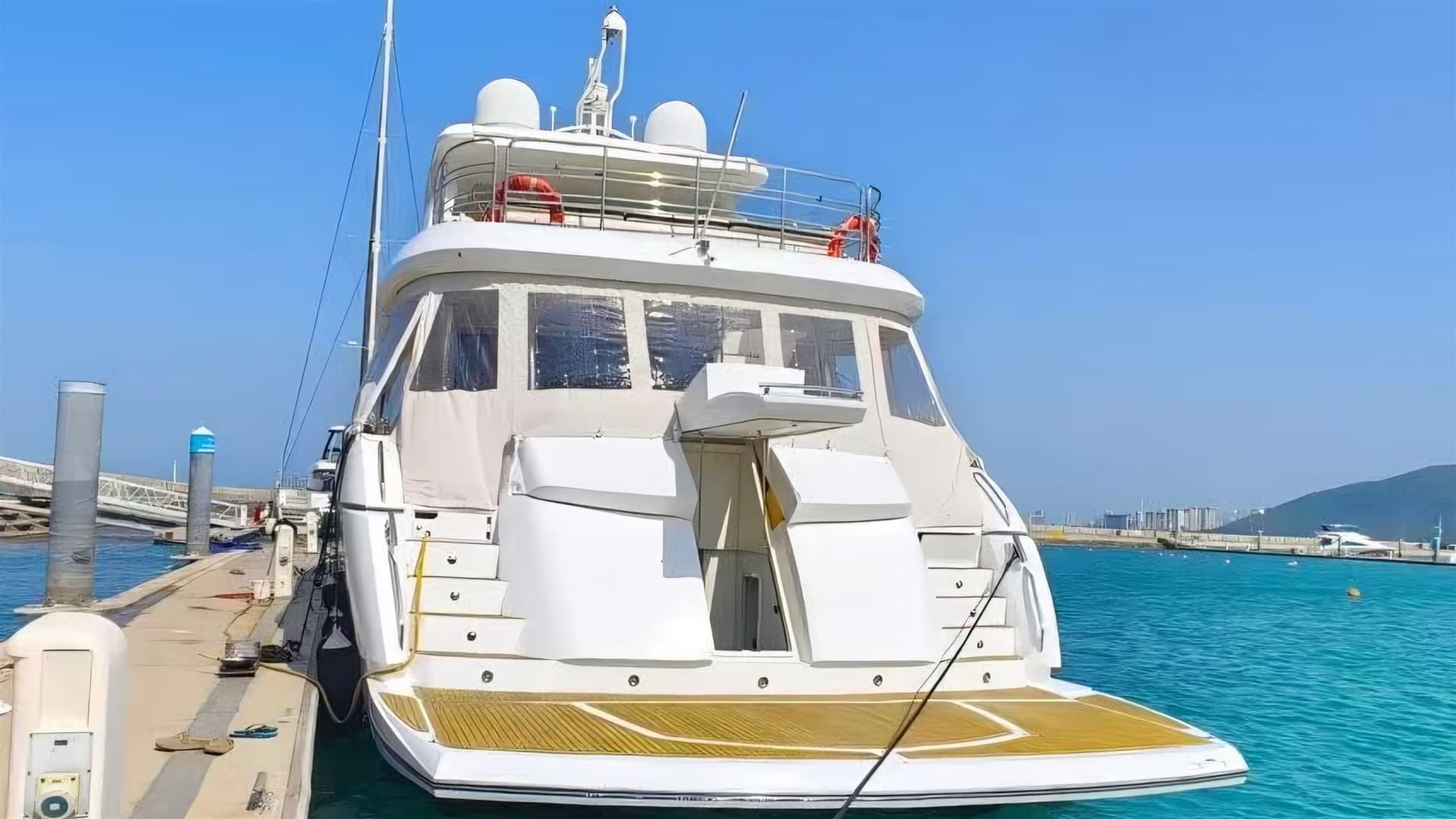 Sunseeker 88 Yacht - Deck View Sunseeker 88 Yacht - Deck View