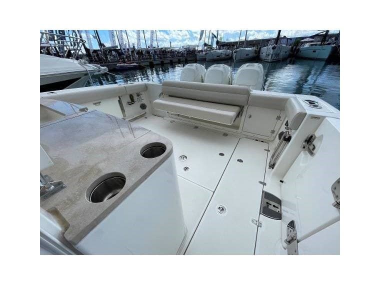Boston Whaler 380 OUTRAGE d'occasion - image hero 17