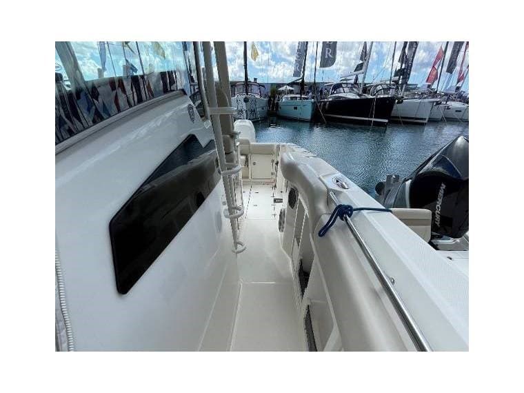 Boston Whaler 380 OUTRAGE d'occasion - image hero 5