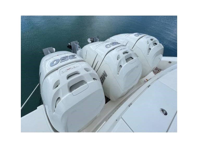 Boston Whaler 380 OUTRAGE d'occasion - image hero 18