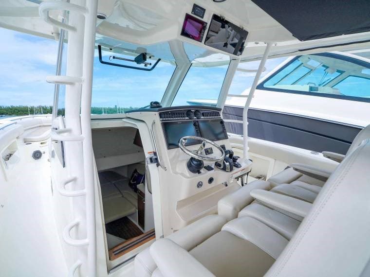 Boston Whaler 380 OUTRAGE d'occasion - image hero 8