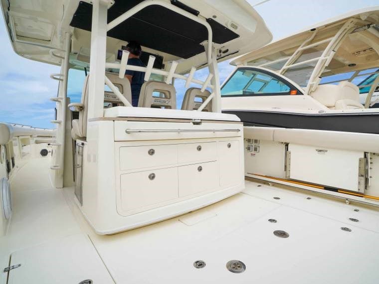 Boston Whaler 380 OUTRAGE d'occasion - image hero 14