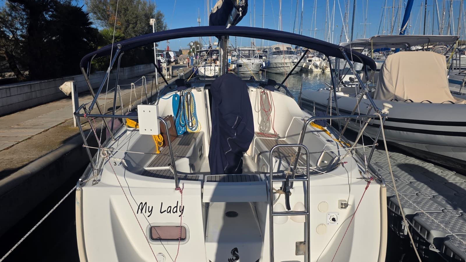 Beneteau Oceanis Clipper 323 - Interior View Beneteau Oceanis Clipper 323 - Interior View