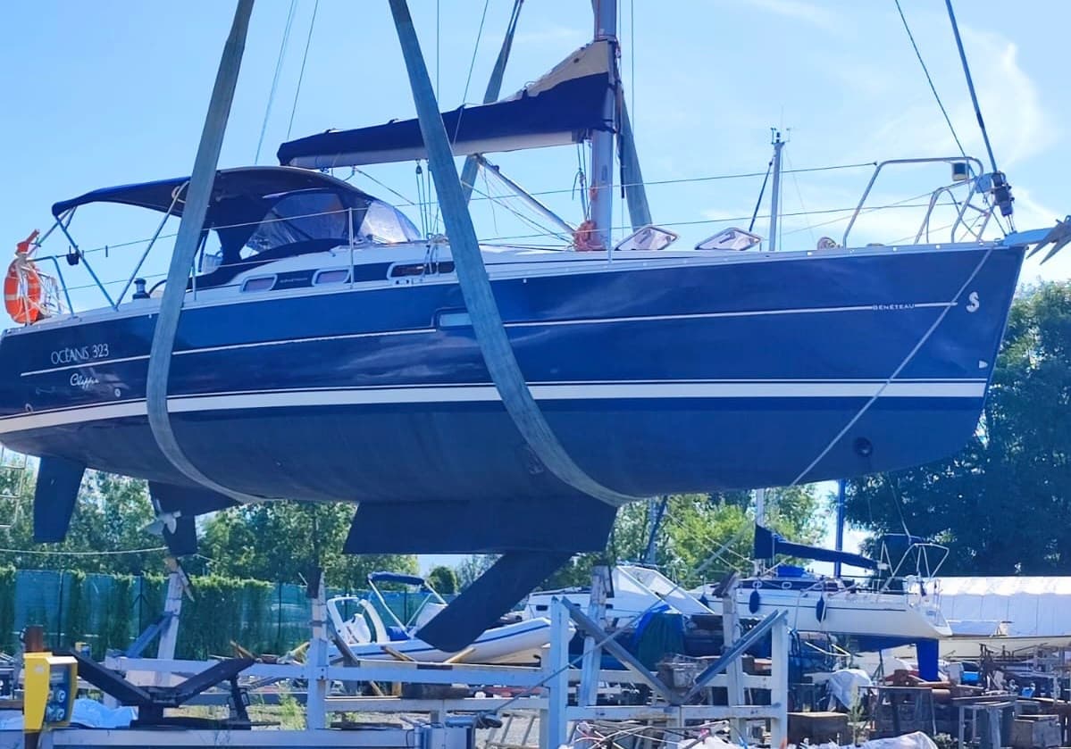 Beneteau Oceanis Clipper 323 - Deck View Beneteau Oceanis Clipper 323 - Deck View