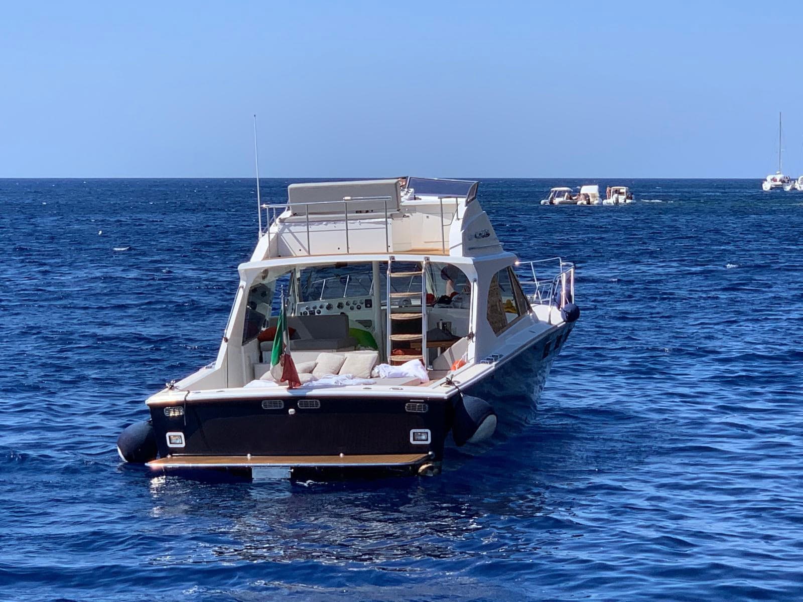 Magnum Marine 38 Sport Fisherman - Detail View 1 Magnum Marine 38 Sport Fisherman - Detail View 1