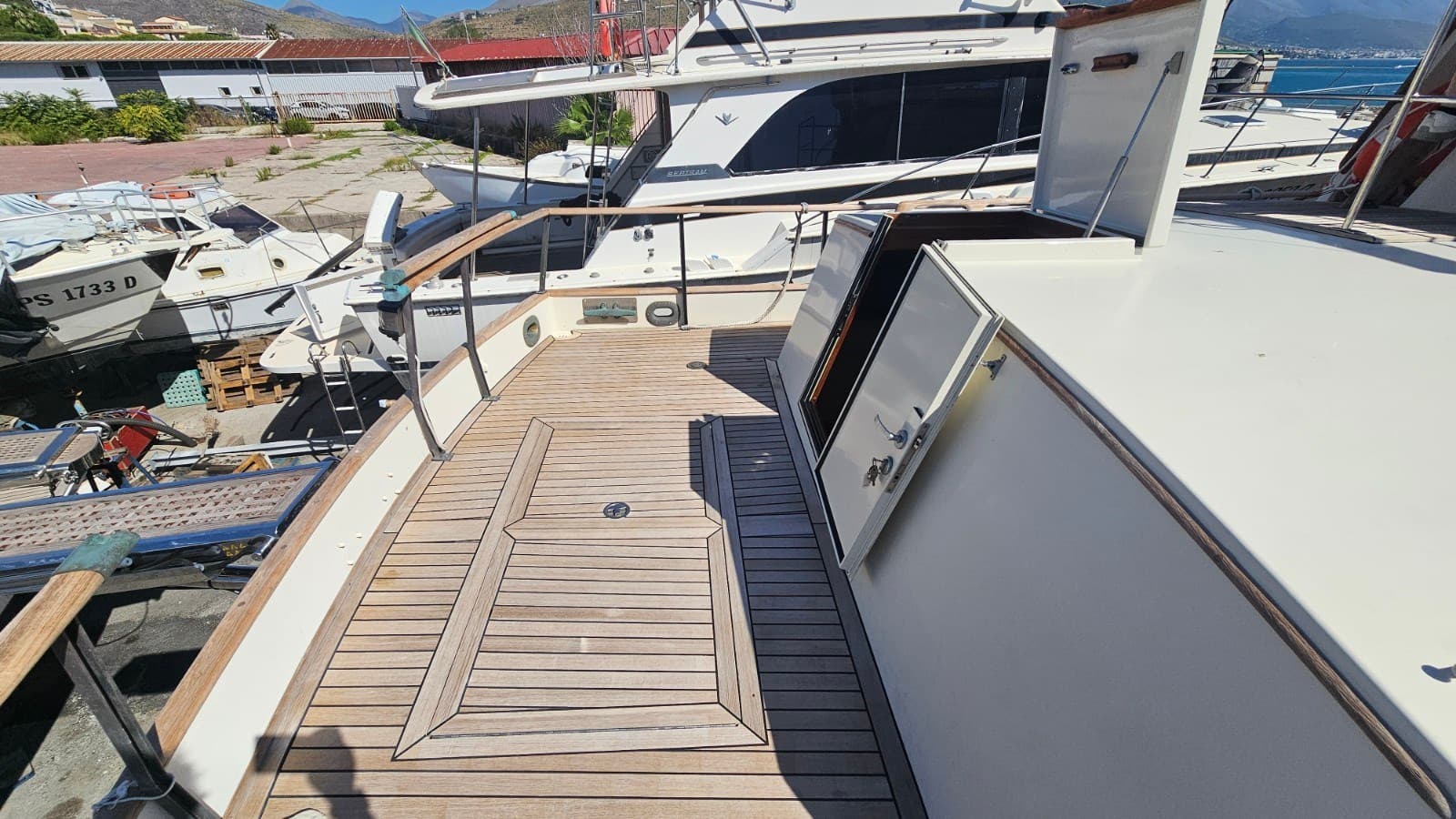 Grand Banks 42 - Deck View Grand Banks 42 - Deck View