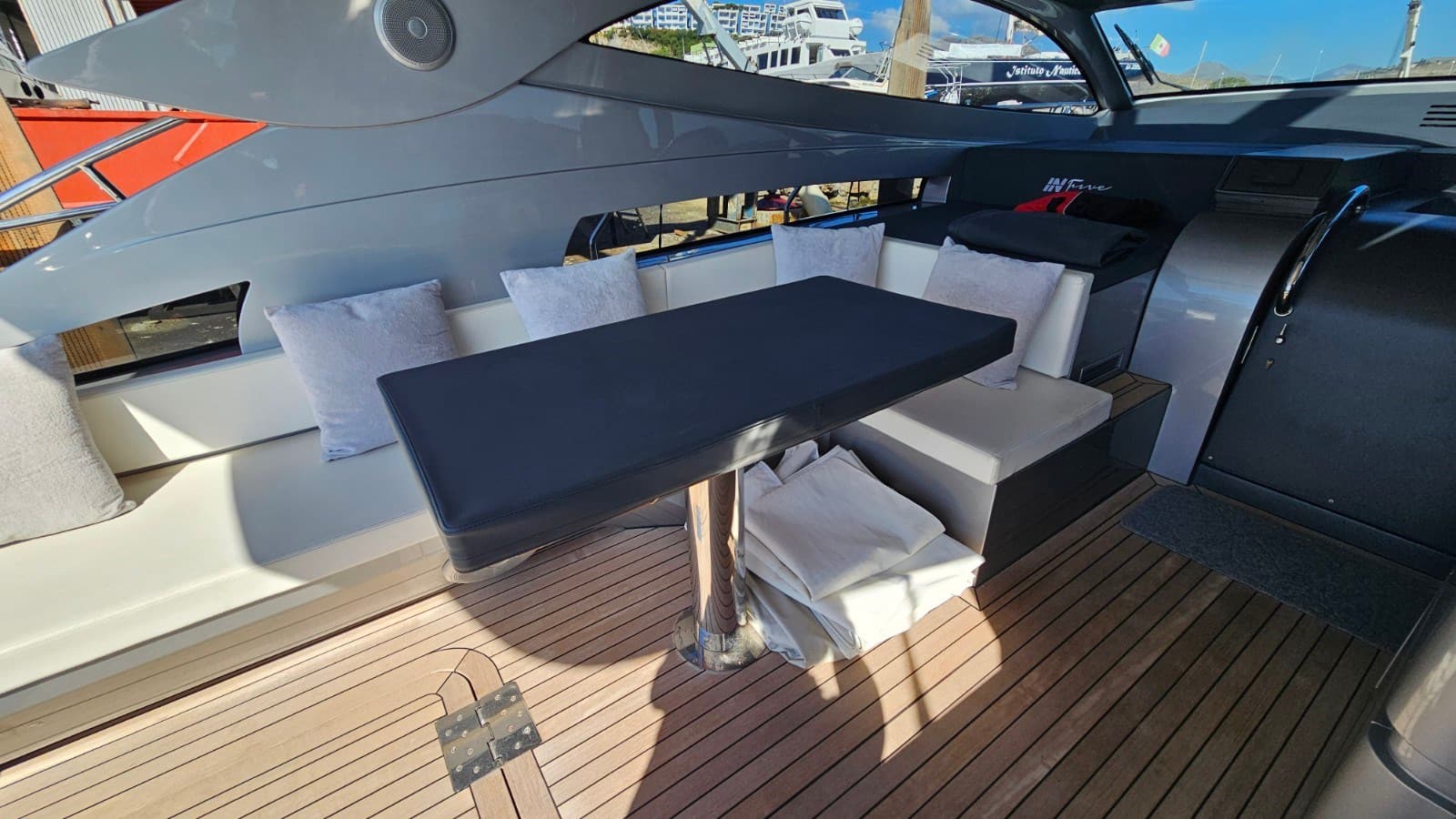 Rizzardi Infive - Deck View Rizzardi Infive - Deck View