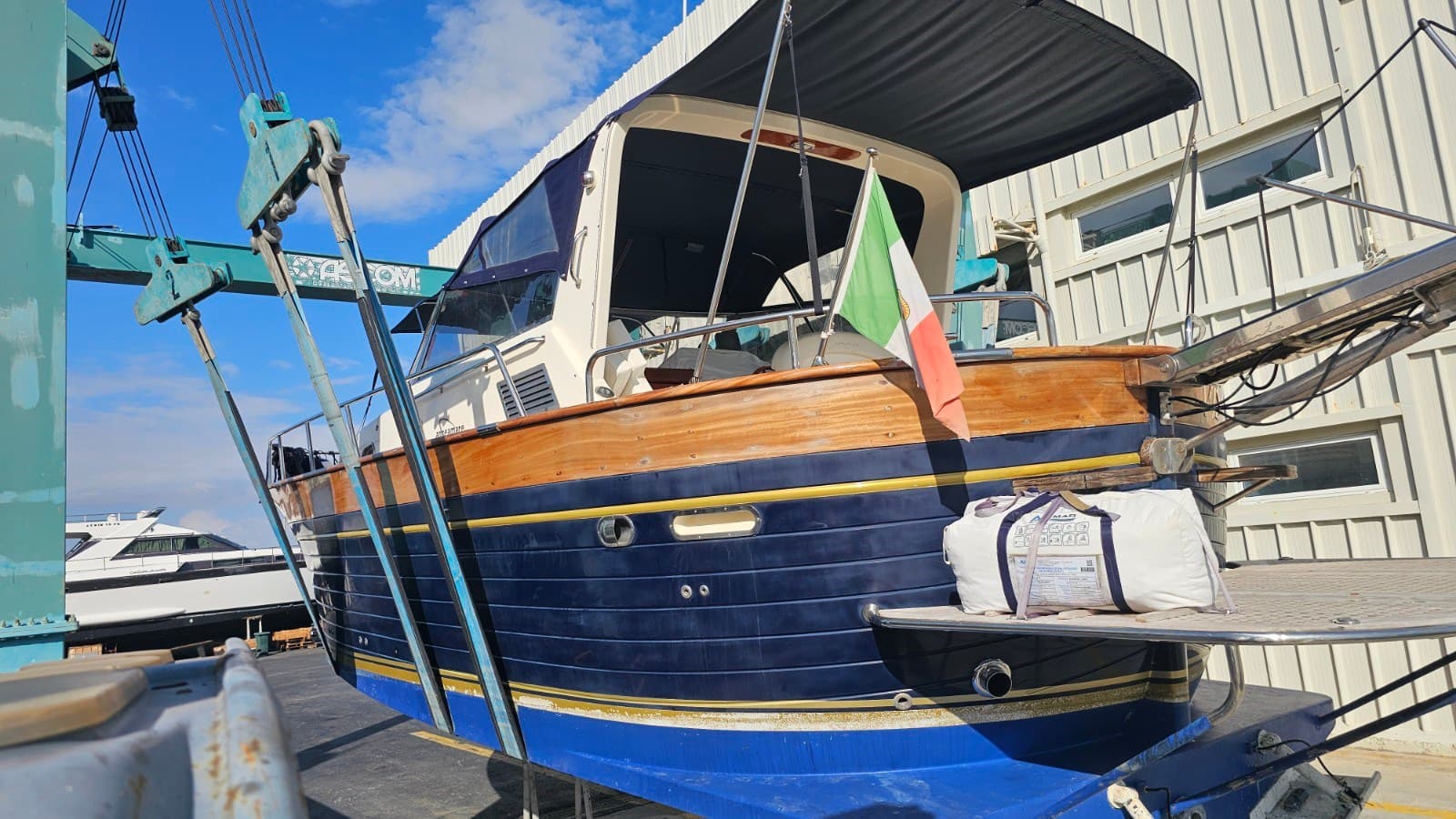 Apreamare 38 - Interior View Apreamare 38 - Interior View