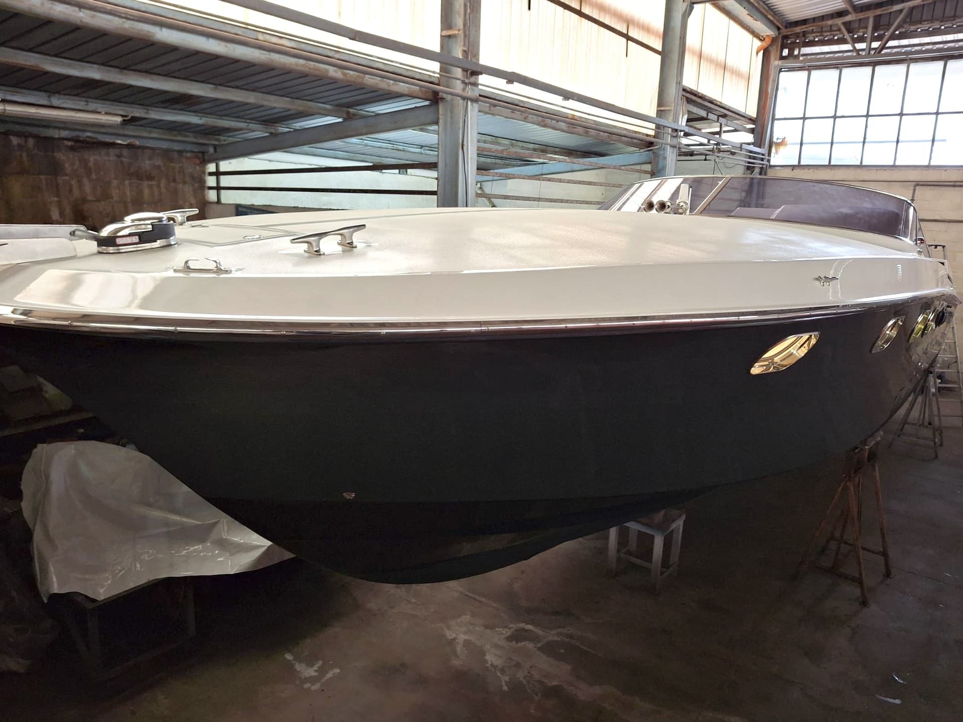 Magnum Marine 40 - Detail View 1 Magnum Marine 40 - Detail View 1