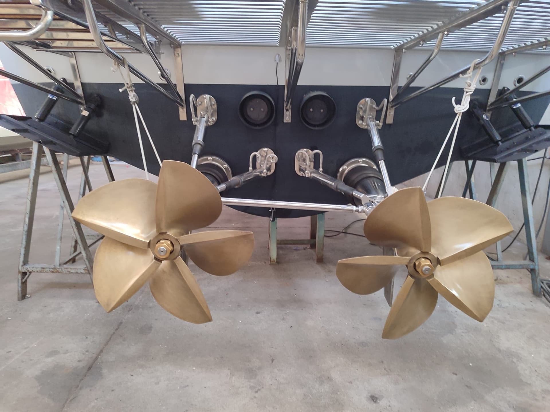 Magnum Marine 40 - Deck View Magnum Marine 40 - Deck View