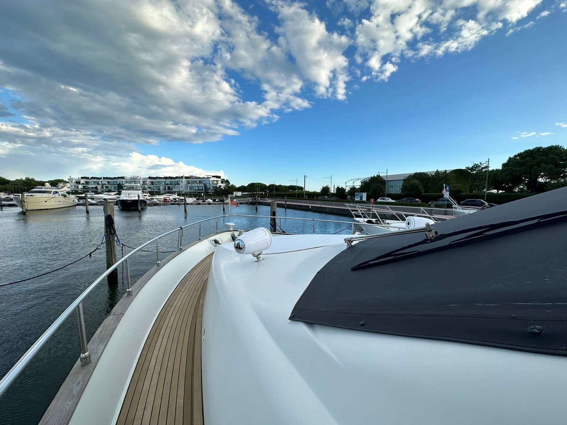 Leonard 70 - Interior View Leonard 70 - Interior View