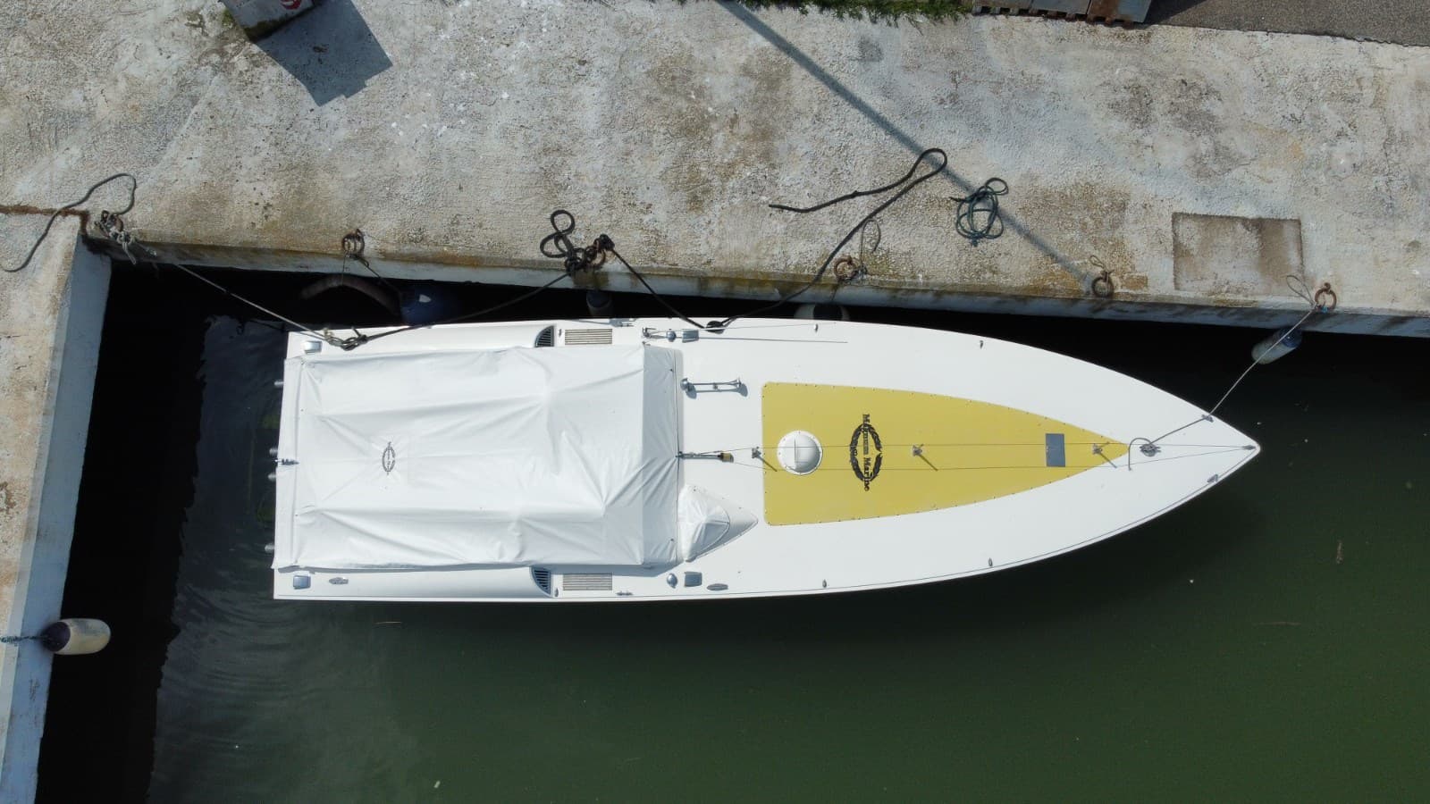 Magnum Marine 27 - Detail View 1 Magnum Marine 27 - Detail View 1