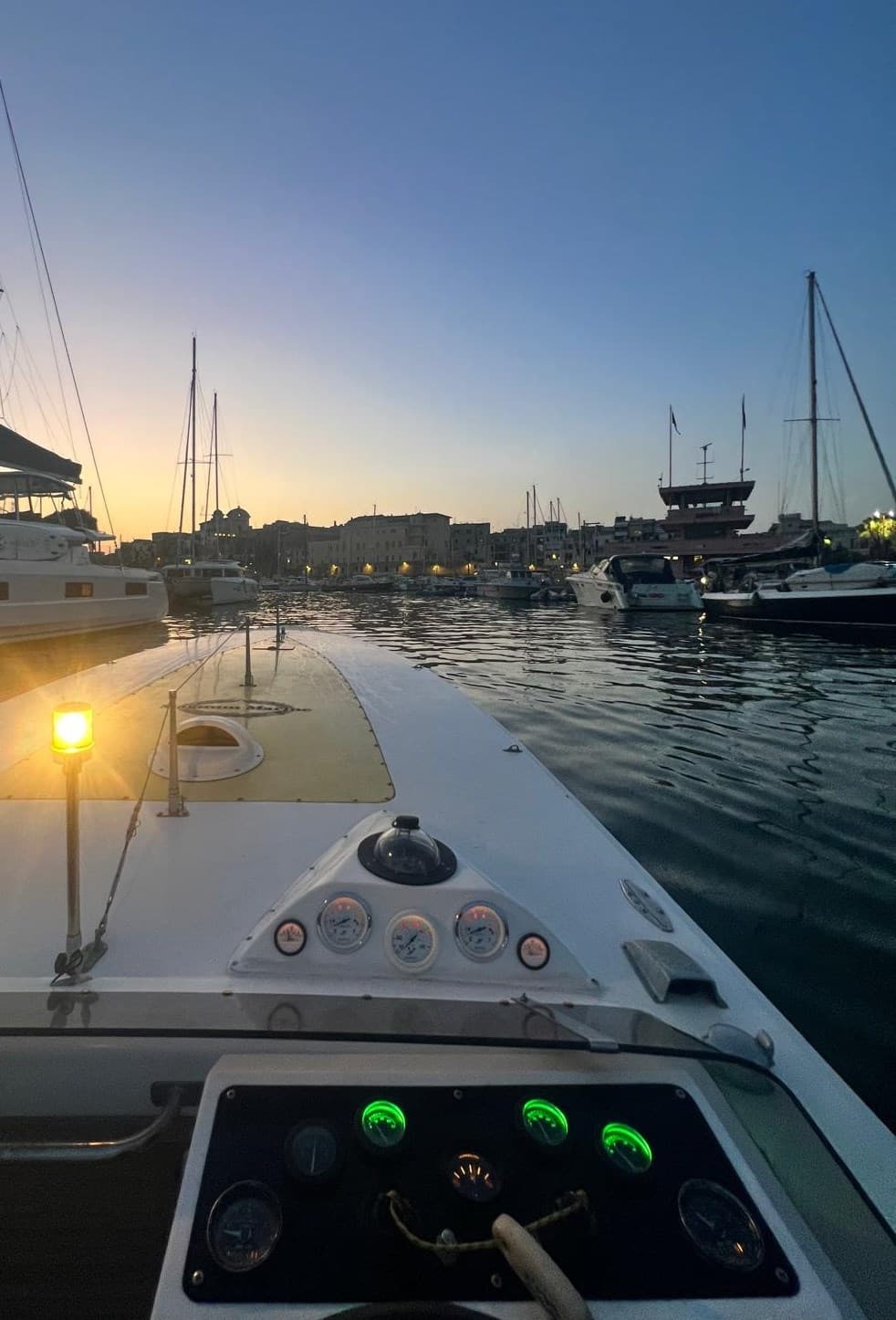 Magnum Marine 27 - Deck View Magnum Marine 27 - Deck View