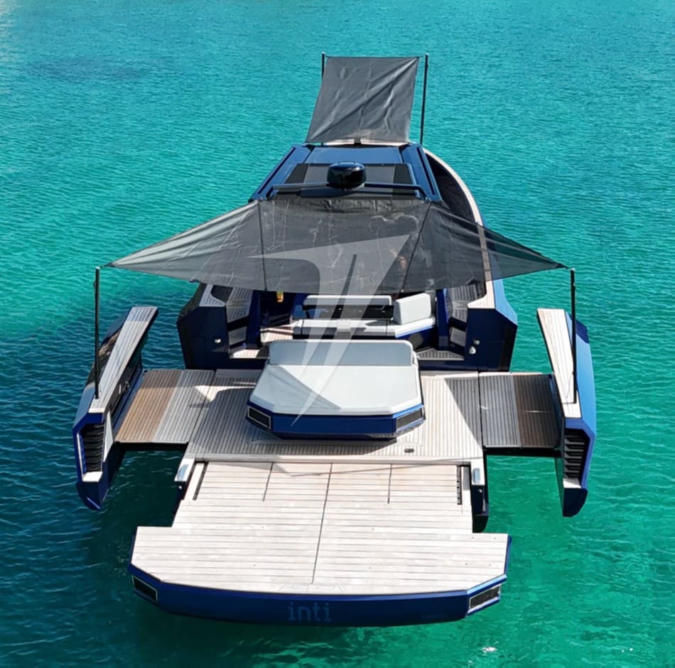 Evo Yachts R4 Xt - Deck View Evo Yachts R4 Xt - Deck View