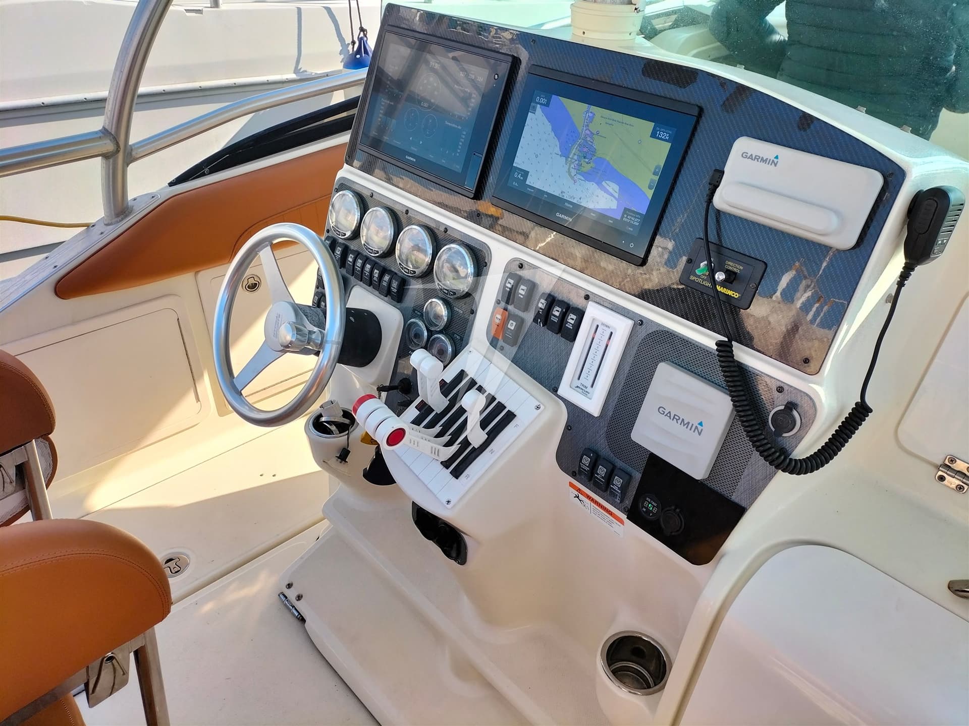 Hydra-Sports Vector Express 3300 Vx - Deck View Hydra-Sports Vector Express 3300 Vx - Deck View