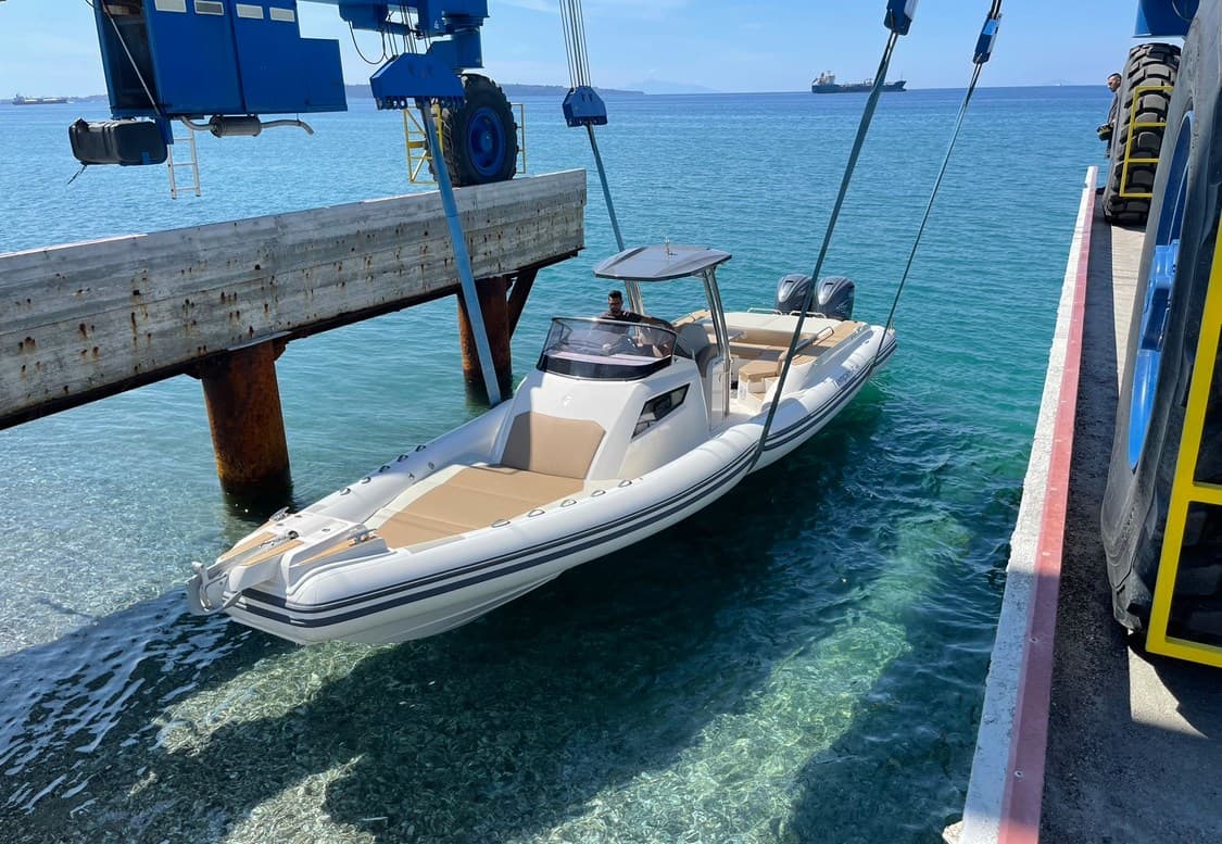 Capelli Tempest 40 - Deck View Capelli Tempest 40 - Deck View