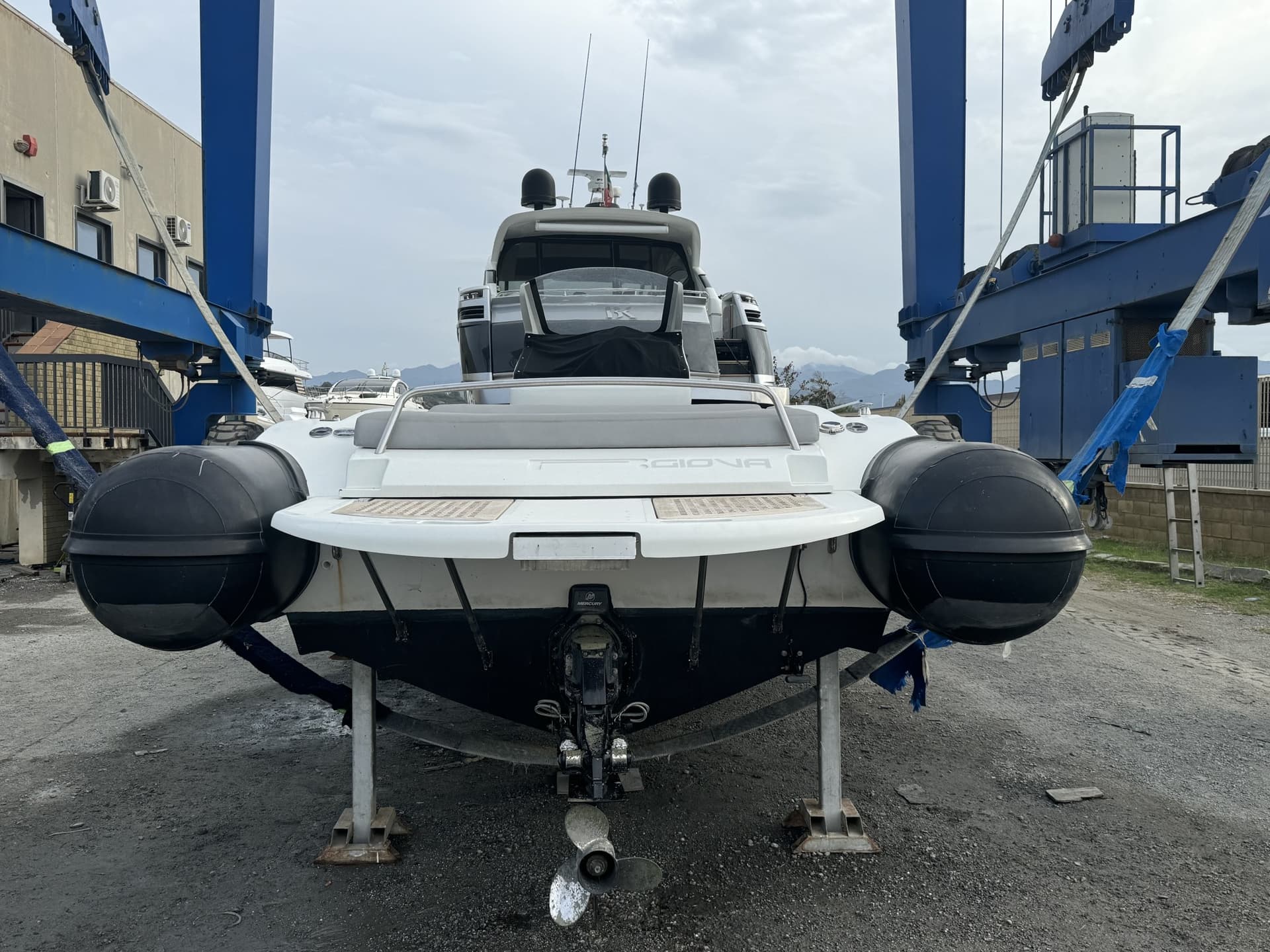 Pirelli Pzero 880 Sport - Interior View Pirelli Pzero 880 Sport - Interior View