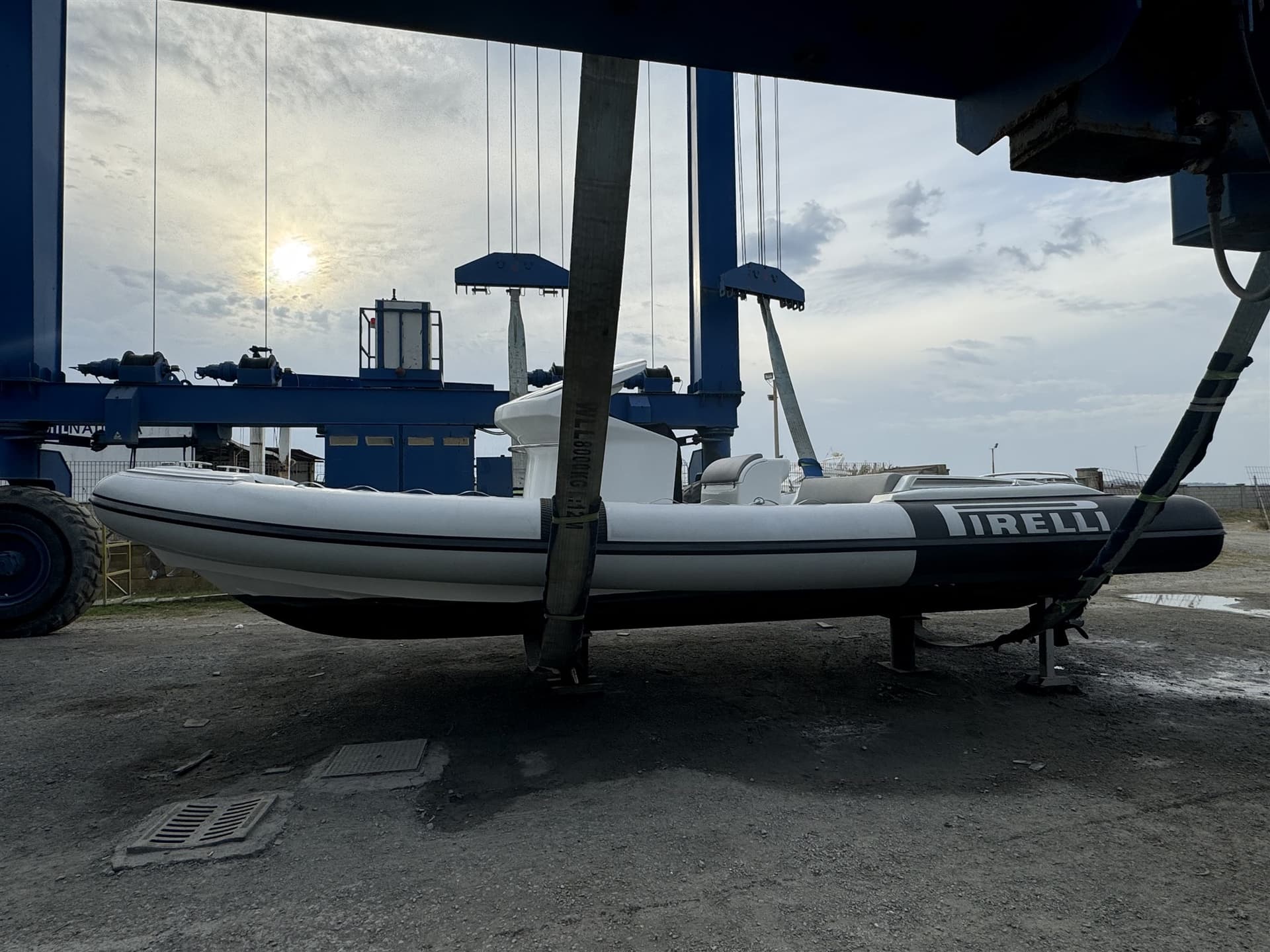 Pirelli Pzero 880 Sport - Detail View 1 Pirelli Pzero 880 Sport - Detail View 1