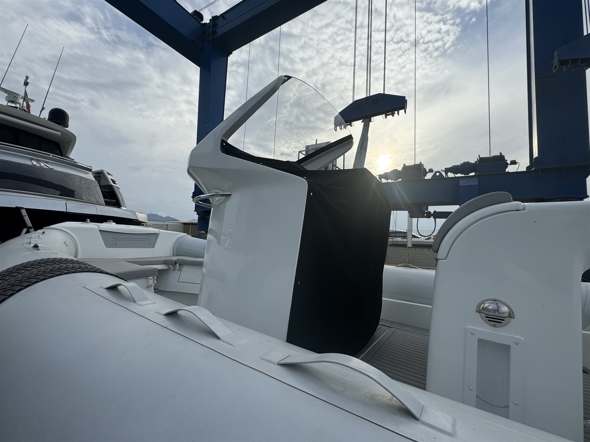 Pirelli Pzero 880 Sport - Deck View Pirelli Pzero 880 Sport - Deck View