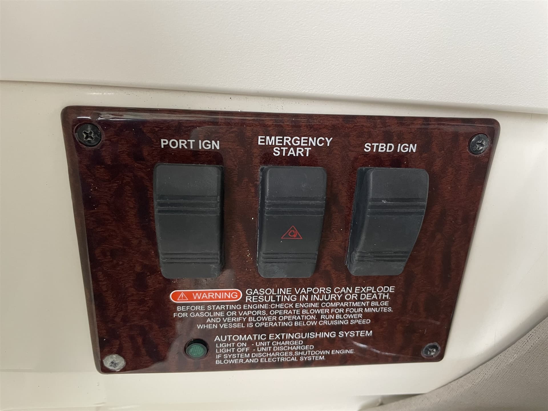 Sea Ray 325 Sundancer - Deck View Sea Ray 325 Sundancer - Deck View