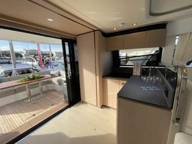 Azimut 53 Flybridge 2023 - Deck View Azimut 53 Flybridge 2023 - Deck View