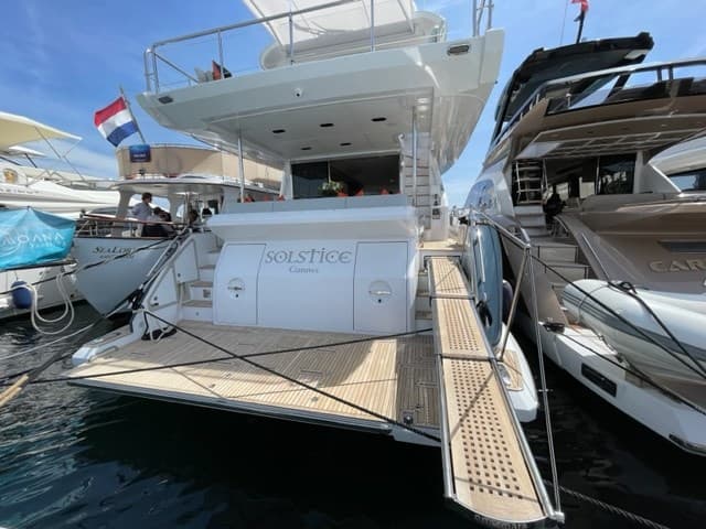 Azimut 72 Flybridge - Detail View 1 Azimut 72 Flybridge - Detail View 1