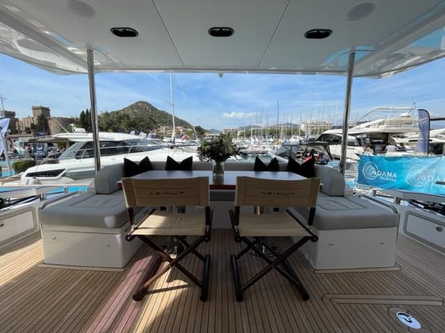 Azimut 72 Flybridge - Deck View Azimut 72 Flybridge - Deck View