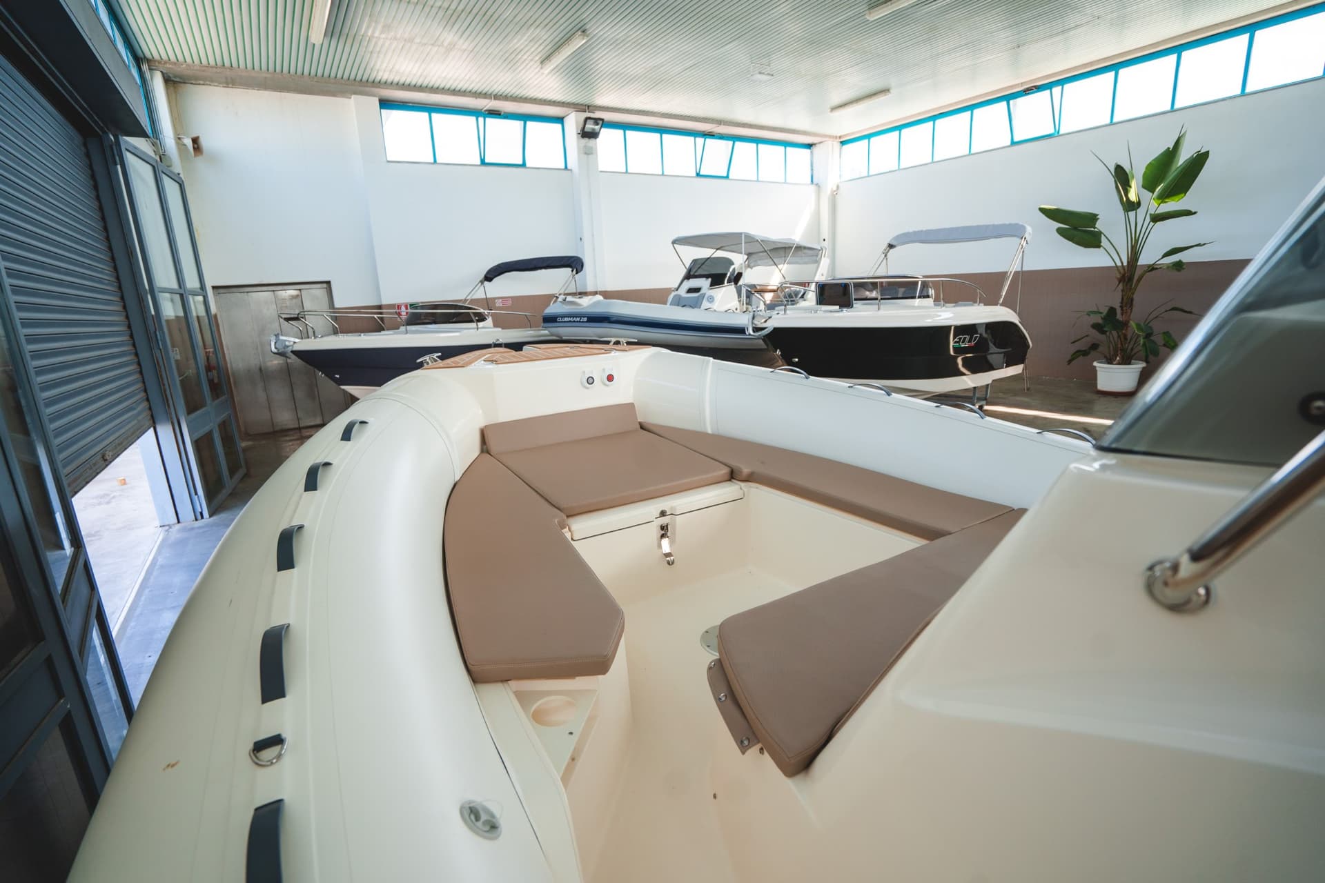 Capelli Tempest 800 - Deck View Capelli Tempest 800 - Deck View