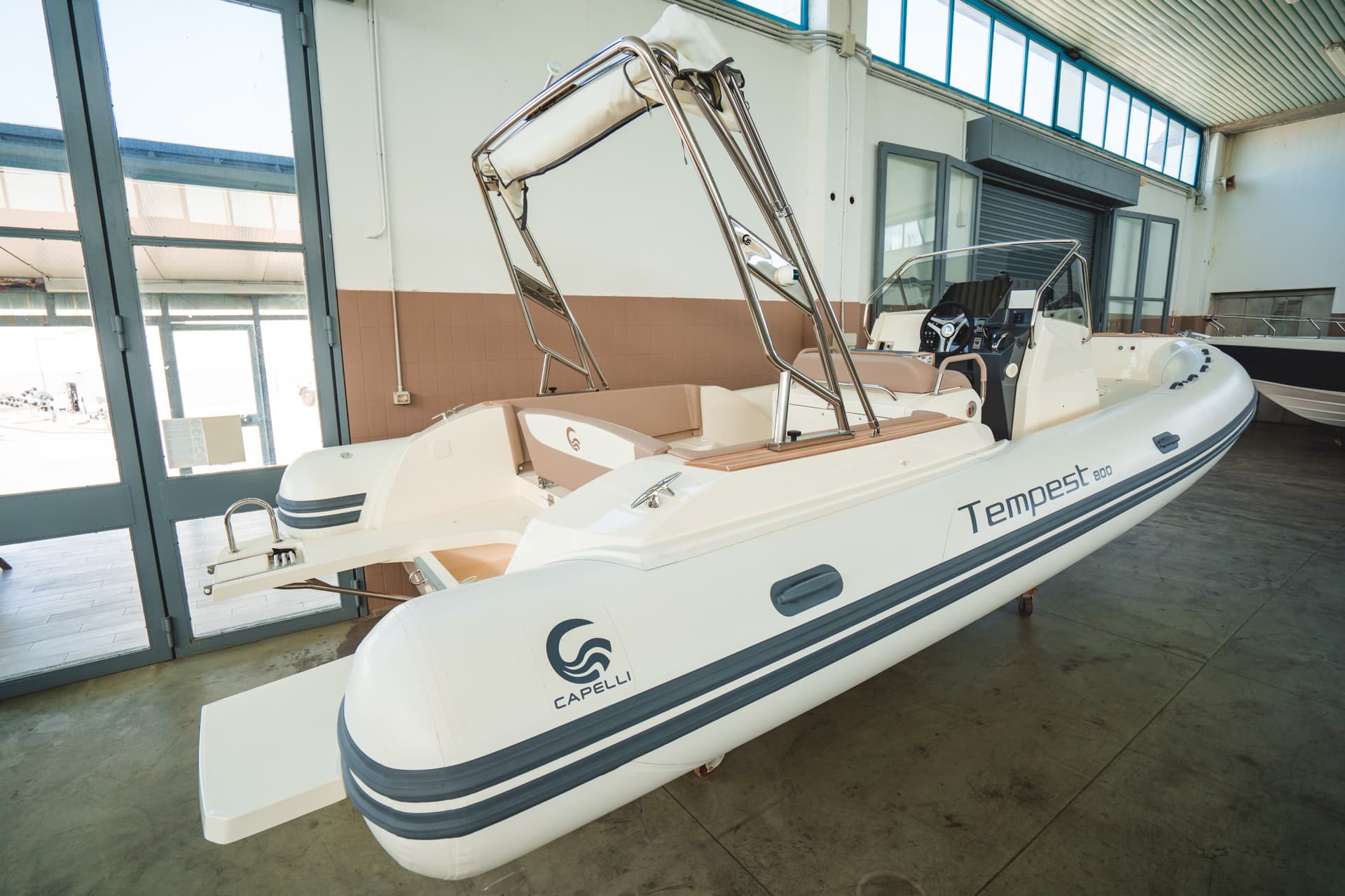 Capelli Tempest 800 - Main View Capelli Tempest 800 - Main View