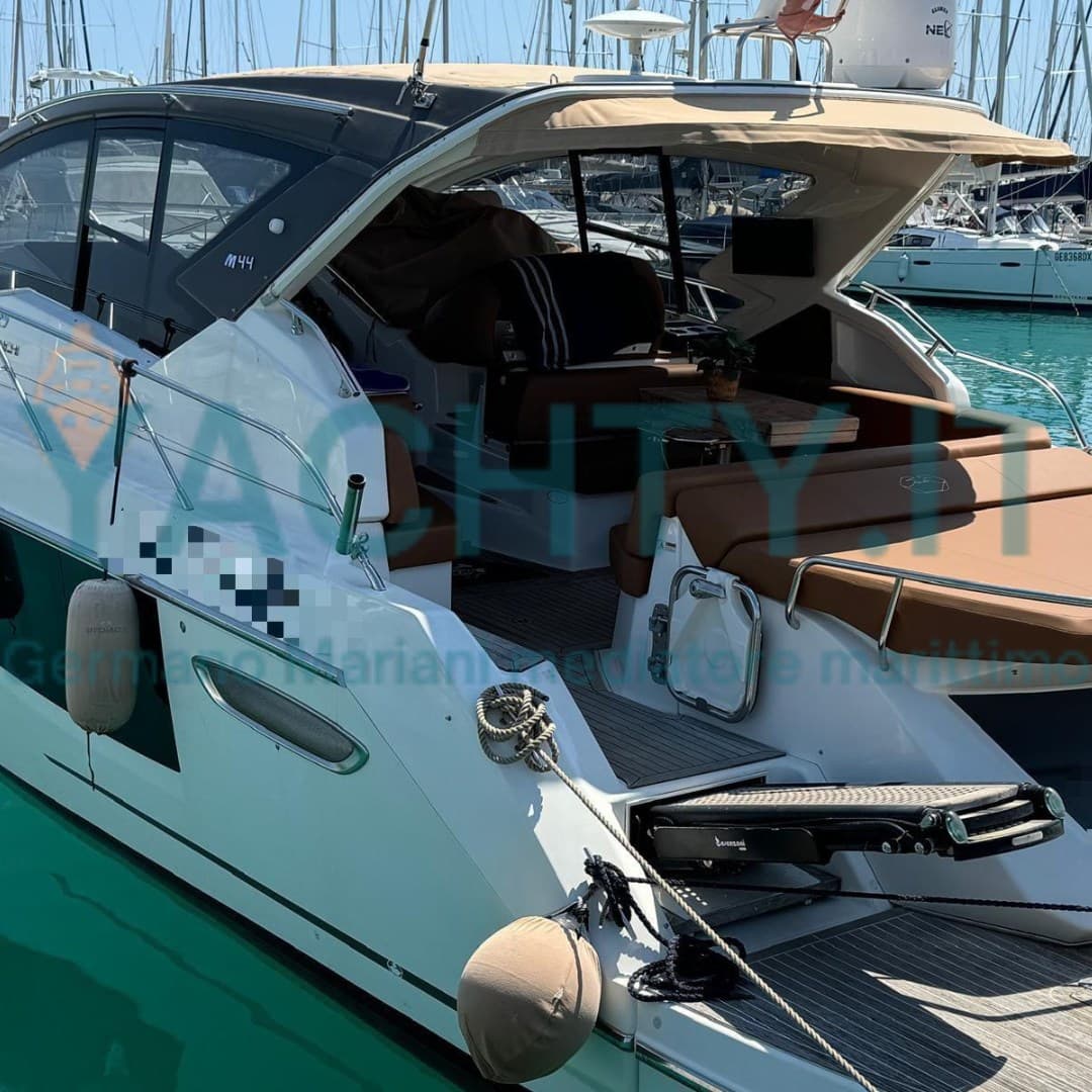 Cranchi M44 Ht - Detail View 1 Cranchi M44 Ht - Detail View 1