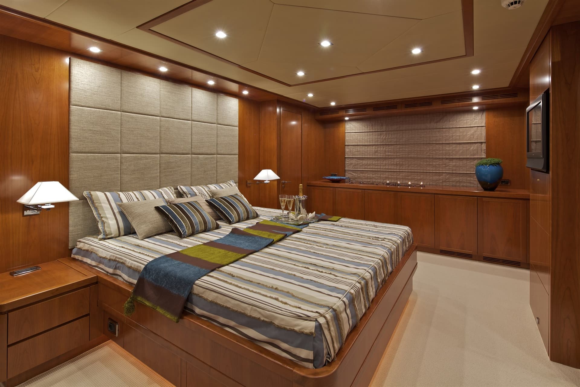 Falcon Yachts 115s M/Y Helios usato - foto hero 17