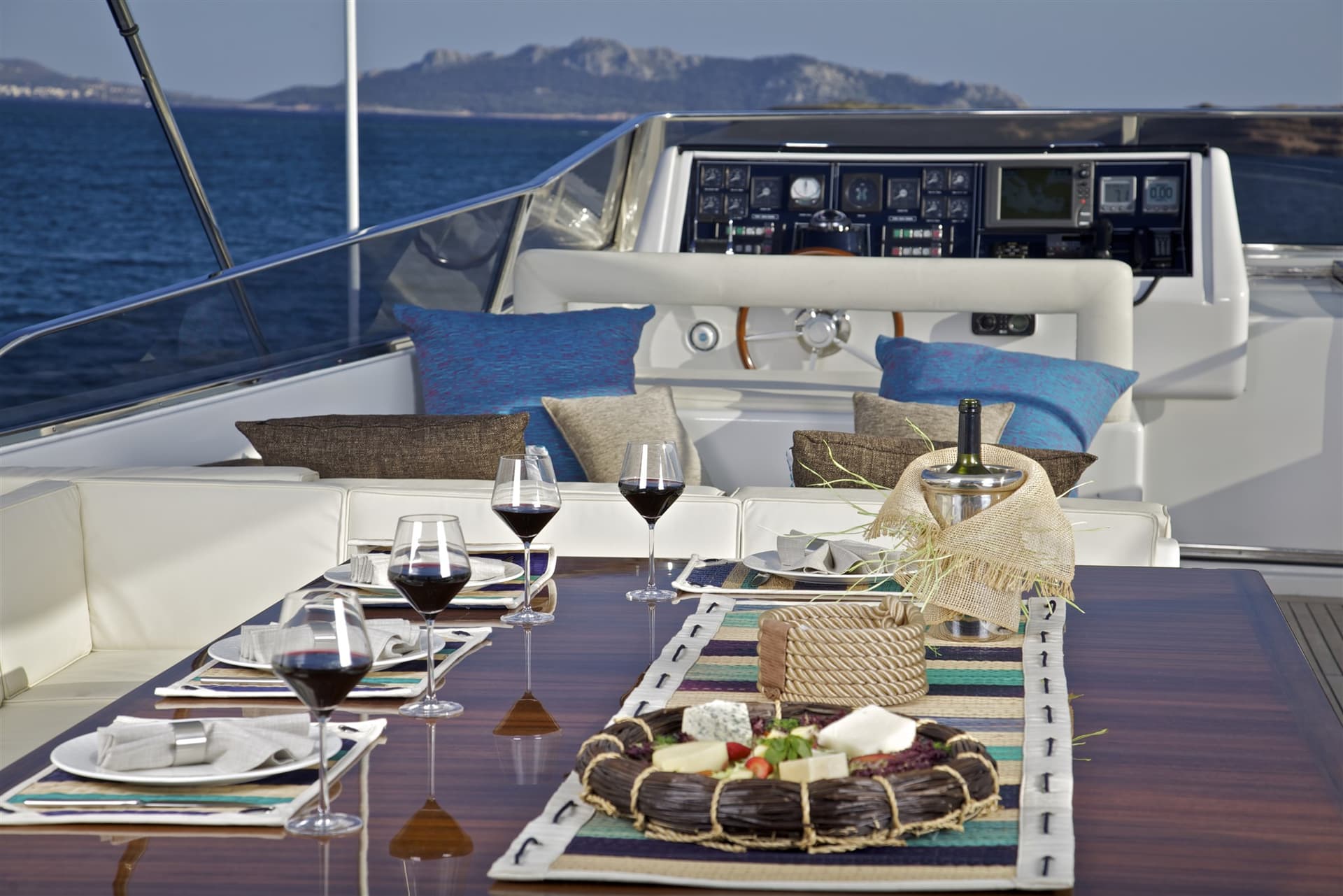 Falcon Yachts 115s M/Y Helios usato - foto hero 11