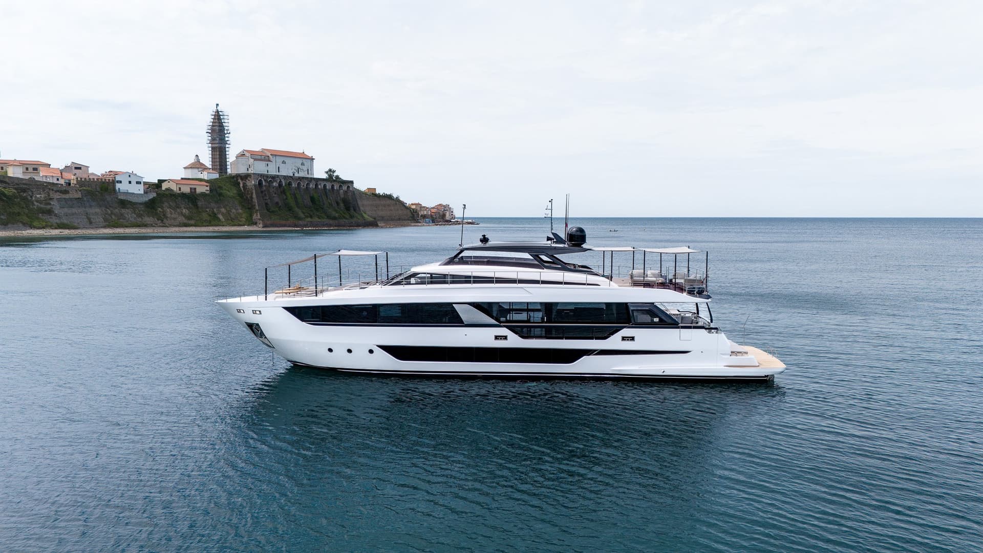 Ferretti Yachts 1000 - Main View Ferretti Yachts 1000 - Main View