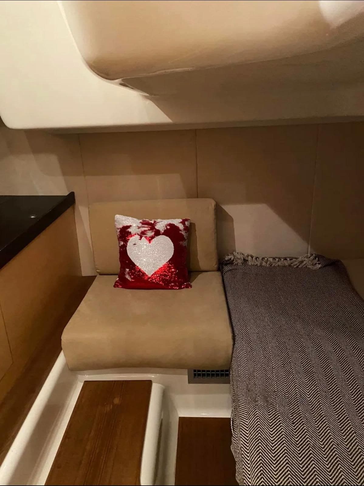 Cranchi Zaffiro 36 - Interior View Cranchi Zaffiro 36 - Interior View