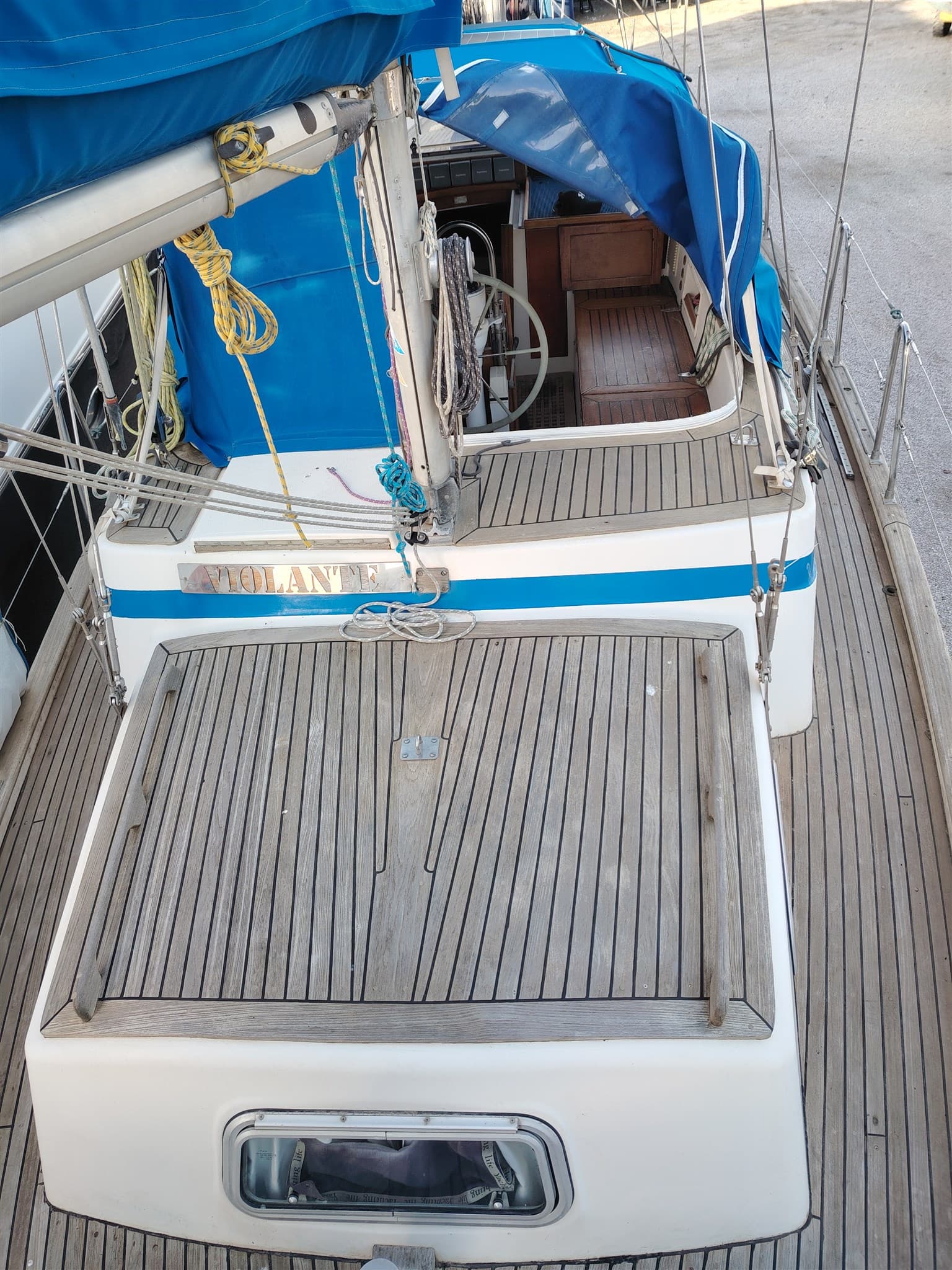 Hallberg Rassy Hr 41 - Deck View Hallberg Rassy Hr 41 - Deck View