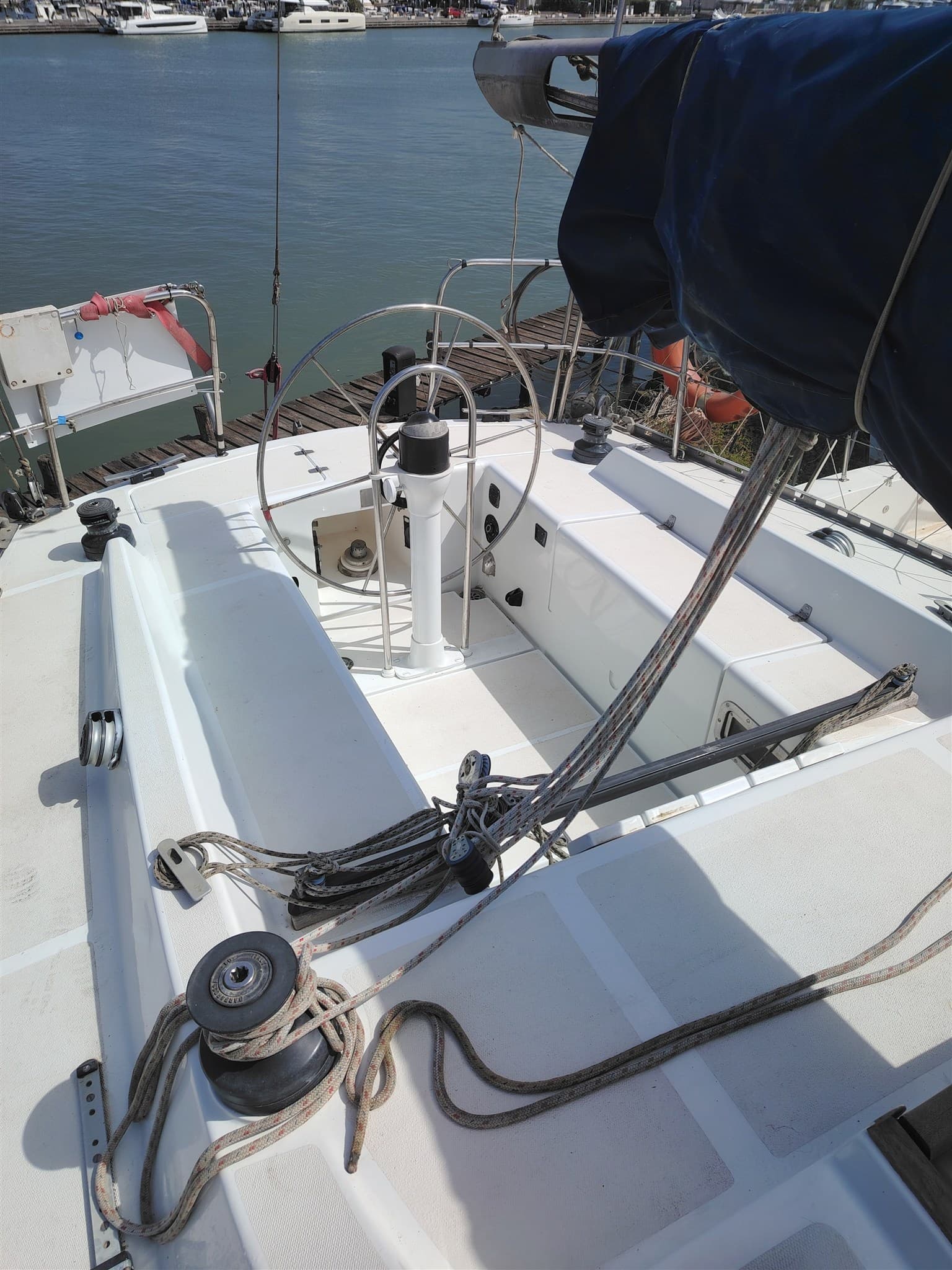 Polaris Polaris 37 - Deck View Polaris Polaris 37 - Deck View