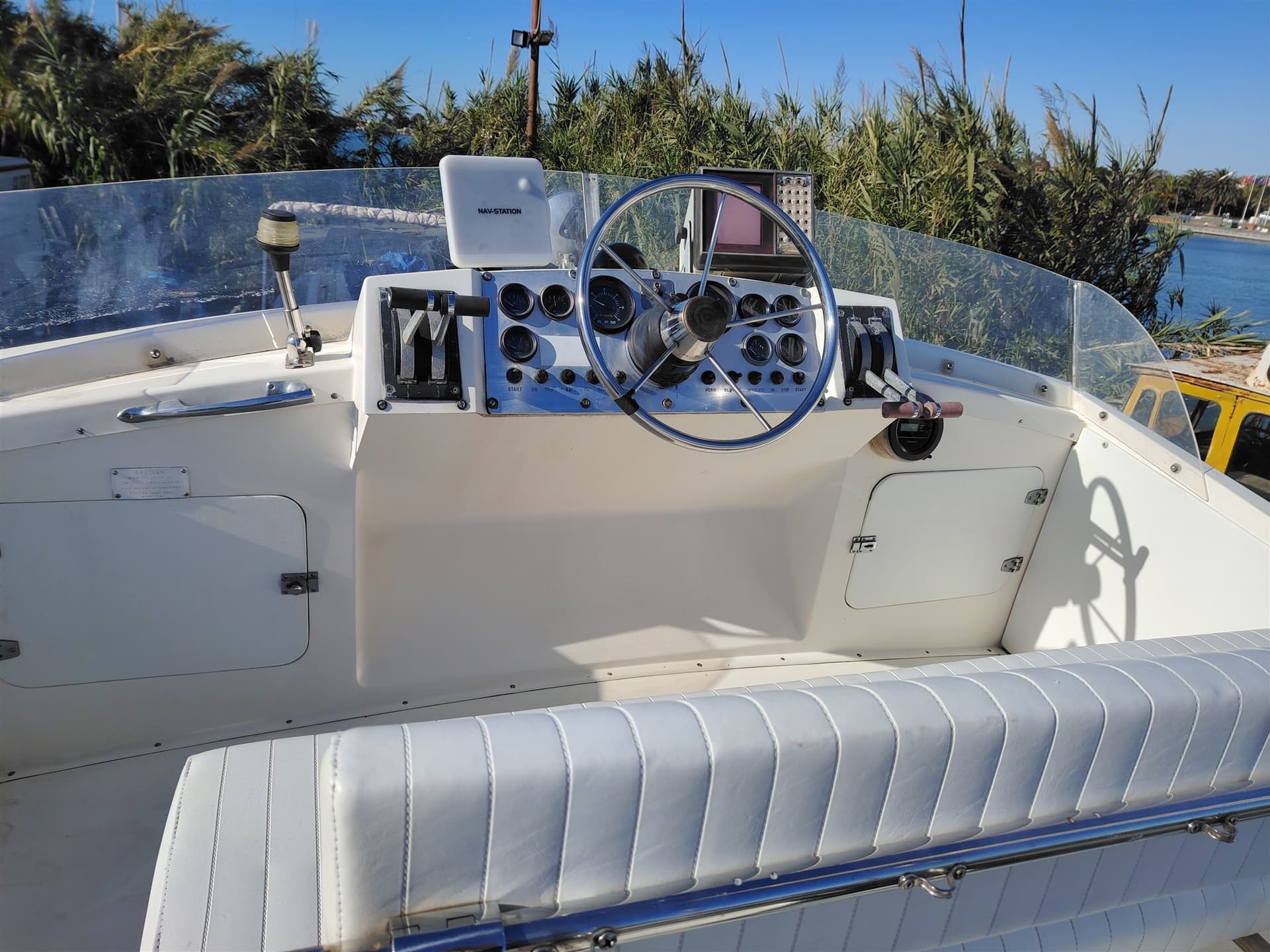 Bertram Yacht 28' Fbc - Deck View Bertram Yacht 28' Fbc - Deck View