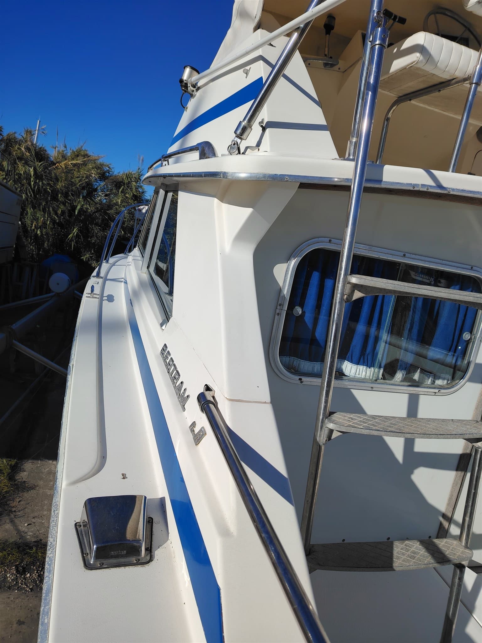 Bertram Yacht 28' Fbc - Detail View 1 Bertram Yacht 28' Fbc - Detail View 1