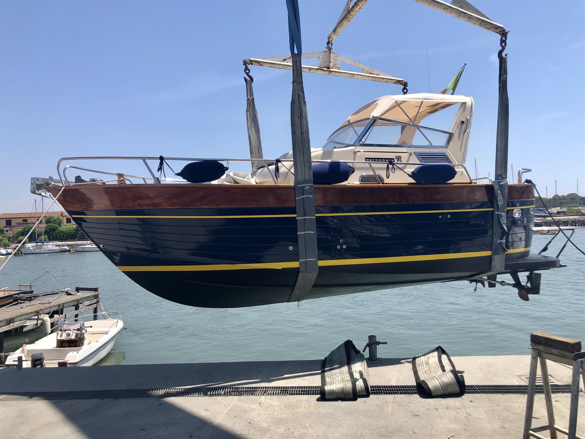 Apreamare Apreamare 75 Semicabin - Detail View 1 Apreamare Apreamare 75 Semicabin - Detail View 1