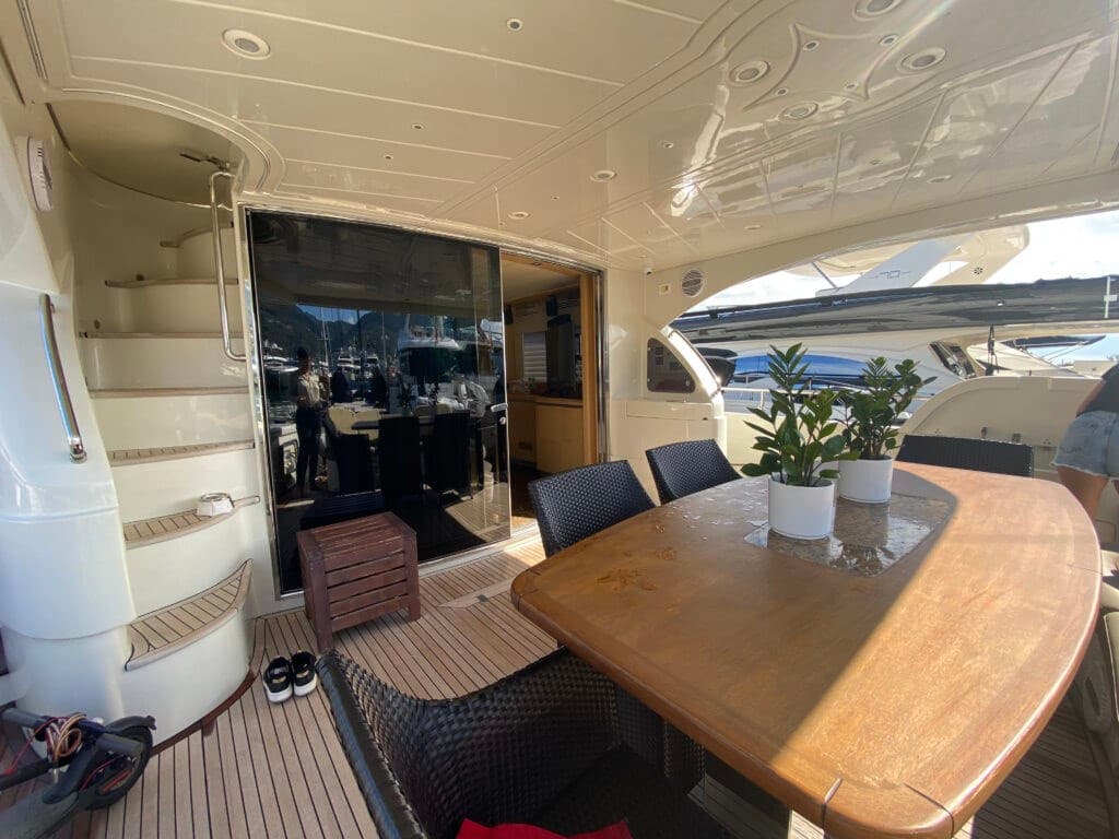 Dominator Yachts 680 - Detail View 1 Dominator Yachts 680 - Detail View 1