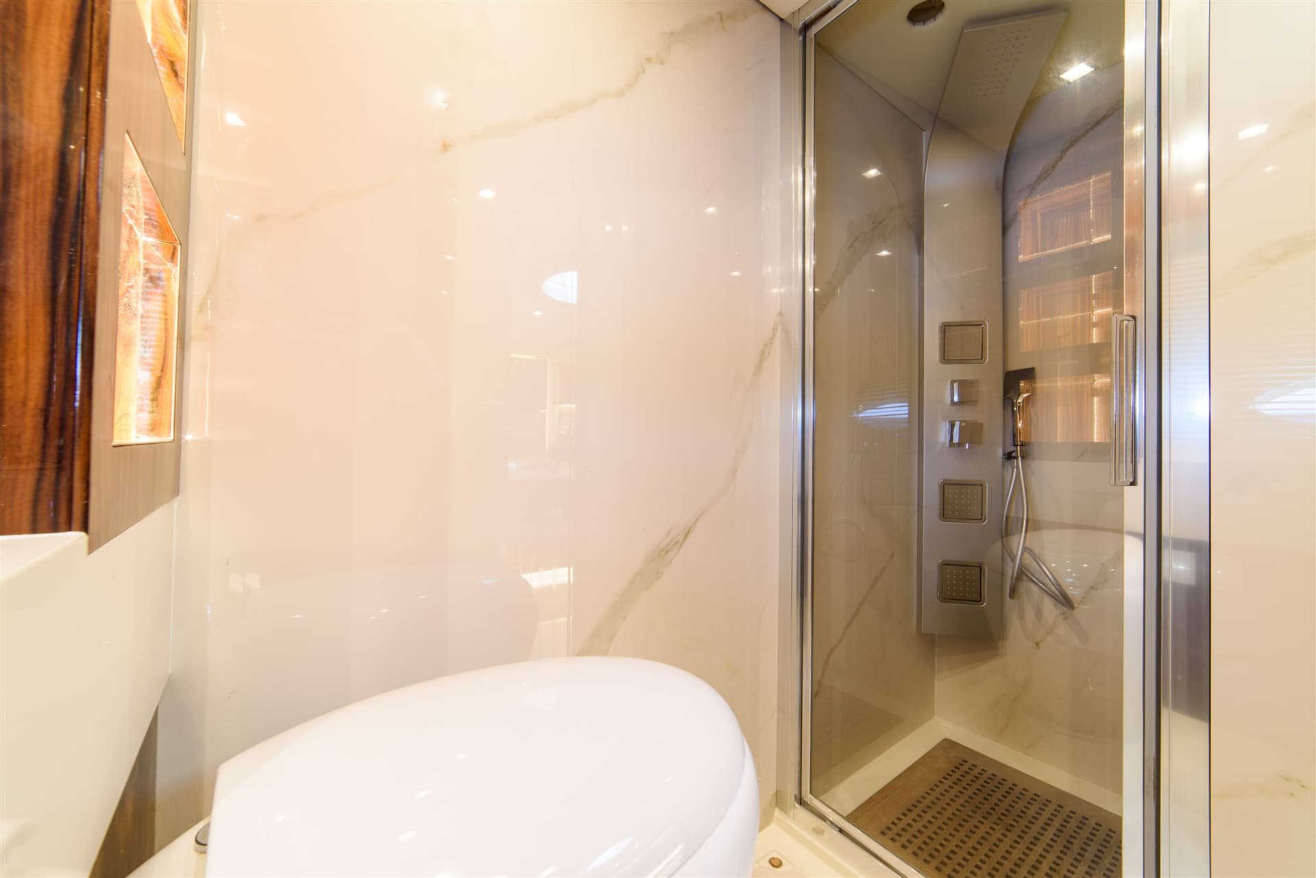 Sunseeker Predator 68 - Deck View Sunseeker Predator 68 - Deck View