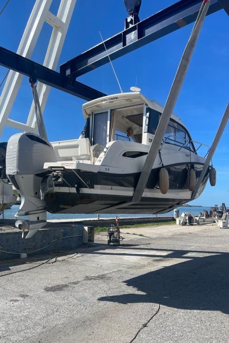 Quicksilver Quicksilver 755 Weekend - Interior View Quicksilver Quicksilver 755 Weekend - Interior View