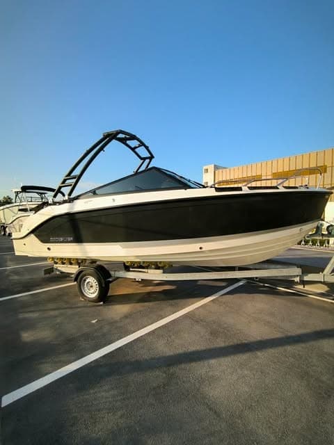 Quicksilver Bowrider 605 - Interior View Quicksilver Bowrider 605 - Interior View